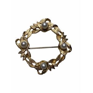 Lee Co. Gold Tone Wreath Brooch with Faux Pearls vintage signed